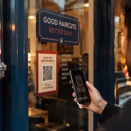 Cliente escaneando el código QR del local para agendar